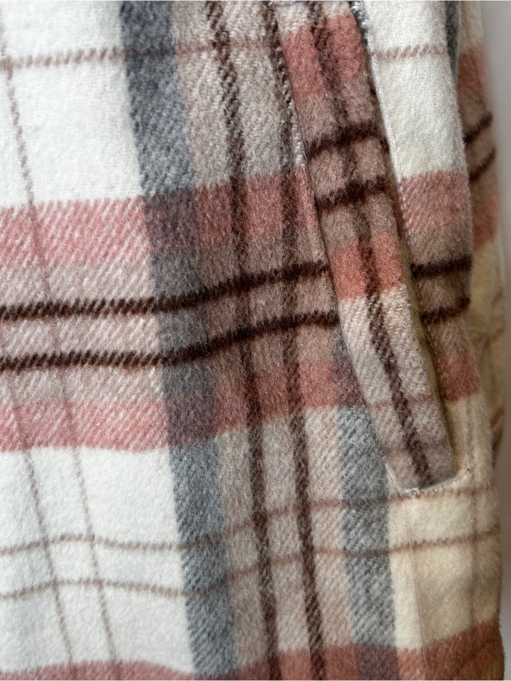 Label indicates outerwear - Picture 3 of 6